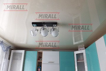 Фотографії натяжних стель в кухні